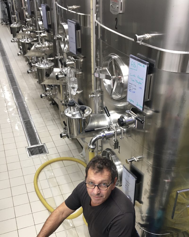 Pascal dans la cuverie, au milieu des cuves inox