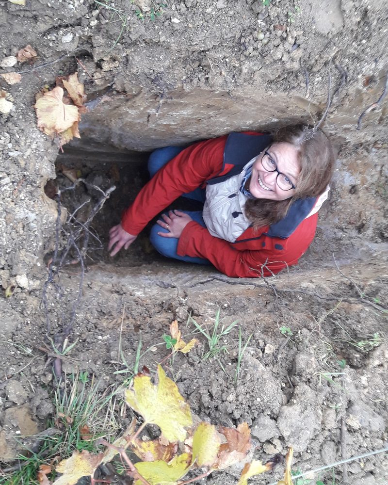 Sandrine dans une fosse pédologique, étudiant les sols du terroir